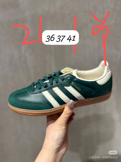 Adidas
Good quality 
100 dhs✅

Zain138
♥️♥️♥️