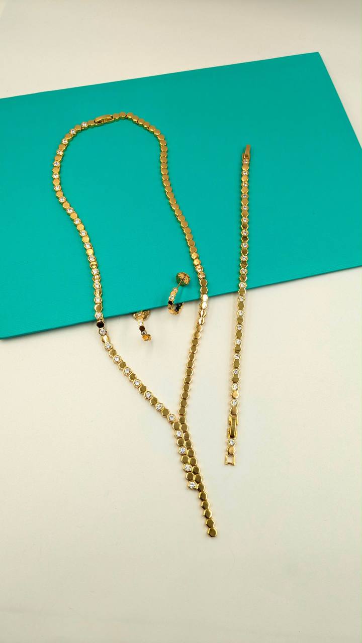 Chaumet
*Master Quality* 
*Necklace, Earrings & Bracelet*
260 dhs🇦🇪🇦🇪
with Normal Box 🎁

Zain210
♥️♥️♥️