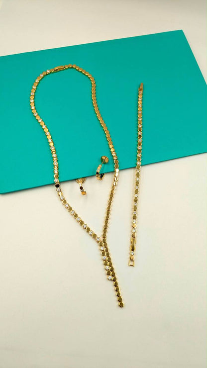 Chaumet
*Master Quality* 
*Necklace, Earrings & Bracelet*
260 dhs🇦🇪🇦🇪
with Normal Box 🎁

Zain210
♥️♥️♥️