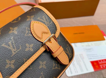 LV

NEW CAME 
HIGH QUALITY 

UNISEX WITH DOUBLE BOX

120 dhs🇦🇪🇦🇪
Zain39
♥️♥️♥️