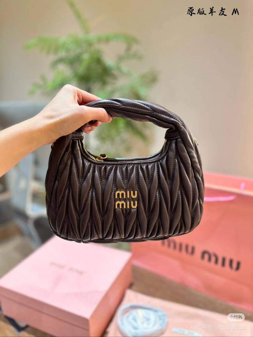 Miu Miu

90 dhs🪙🌨️

high quality 

with box
🎁🎁🎁

Zain26