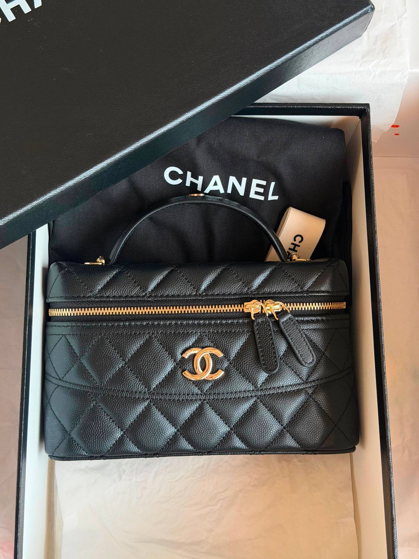 CHANEL
𝐕𝐚𝐧𝐢𝐭𝐲 𝐁𝐚𝐠 𝐖𝐢𝐭𝐡 𝐂𝐡𝐚𝐢𝐧 
950 dhs✅
Full Packge Super Master

ETAG4
♥️♥️♥️