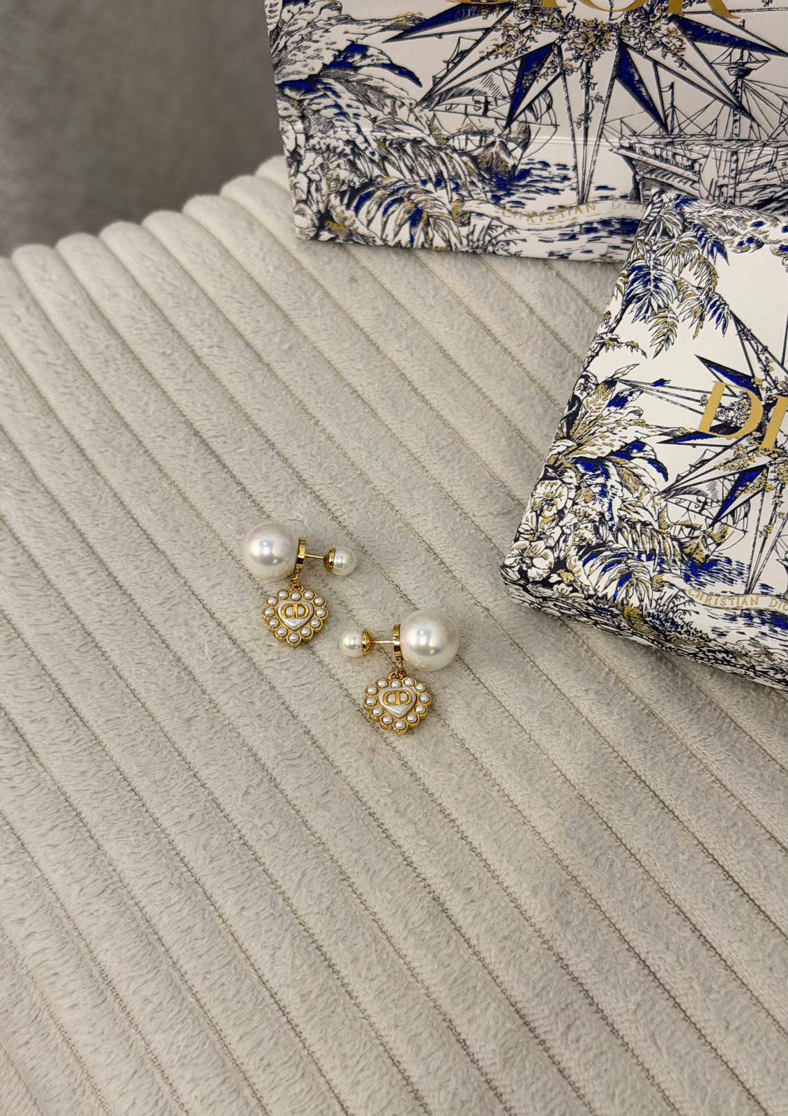 DIOR

Super Master Quality 
DIOR Petit CD Baroque Heart 🤍 m PENDANT & EARINGS

200 dhs🇦🇪 with normalBox & Bag

210 dhs🇦🇪 with2 original Packaging 🎁

Zain209
♥️♥️♥️