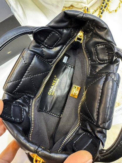 Chanel 25K butterfly bag
Size:25cm 
Magnetic box🎁

115 dhs❣️

Zain56
♥️♥️♥️