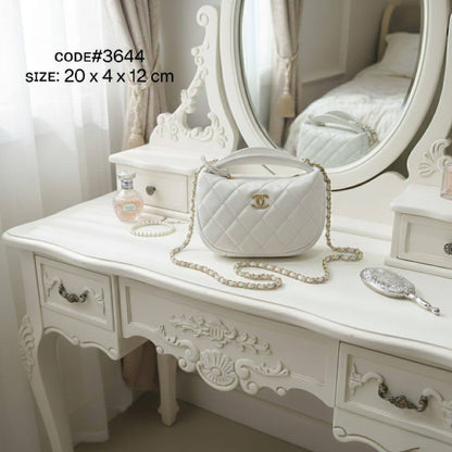 CHANEL ʜᴀʟғ ᴍᴏᴏɴ
ᴍɪɴɪ ʜᴀɴᴅ ᴄʟᴜᴛᴄʜ ʙᴀɢ
ᴍᴀᴛᴇʟᴀssᴇ́ ʟᴀᴍʙsᴋɪɴ ʟᴇᴀᴛʜᴇʀ
ɢᴏʟᴅ ʜᴀʀᴅᴡᴀʀᴇ
ᴡɪᴛʜ ʟᴏɴɢ ᴄʜᴀɪɴ ʙᴇʟᴛ
sɪᴢᴇ : 20 cm

65 dhs🪙🌨️

Zain31
♥️♥️♥️