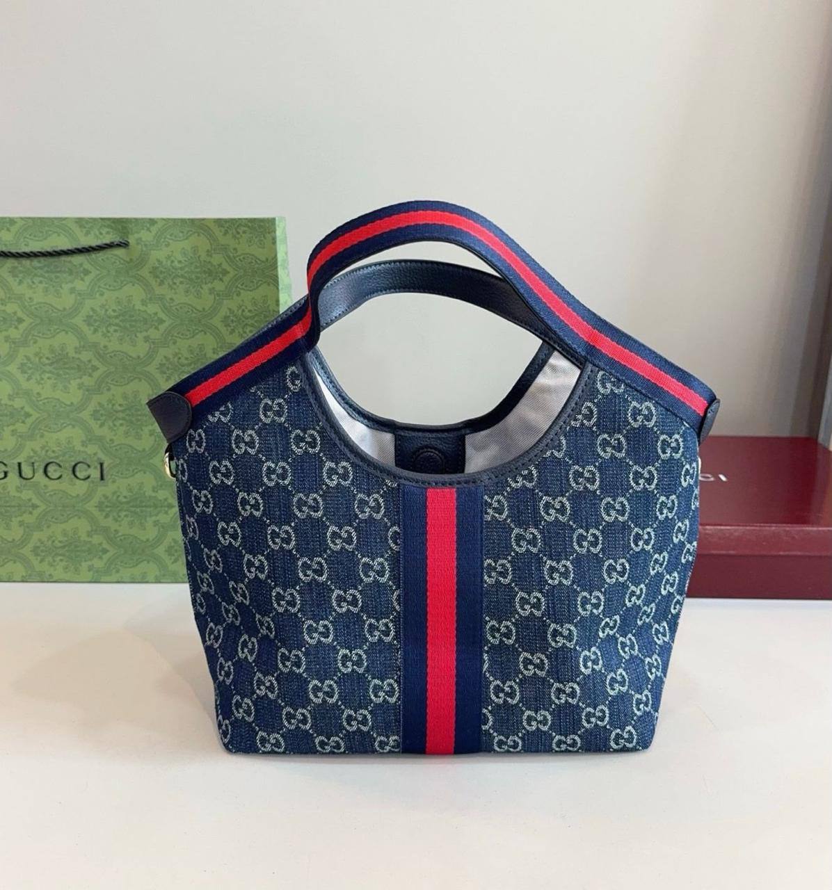 GUCCI 
COPY ONE 
SMALL SIZE 
WITH BOX 
140 dhs💓

Zain17
♥️♥️♥️