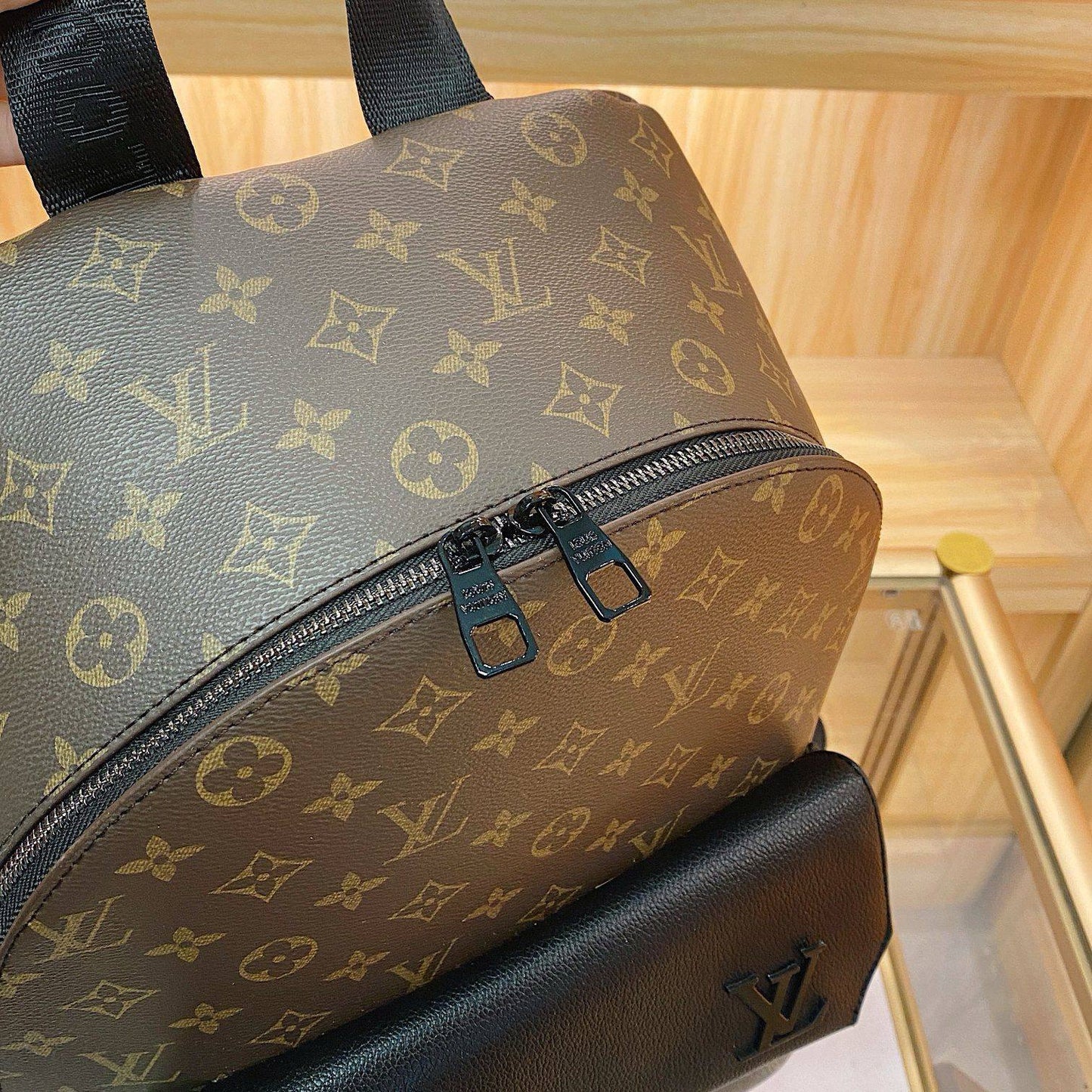 LV
38*28*17 cm
85 dhs❤️

Zain17
♥️♥️♥️