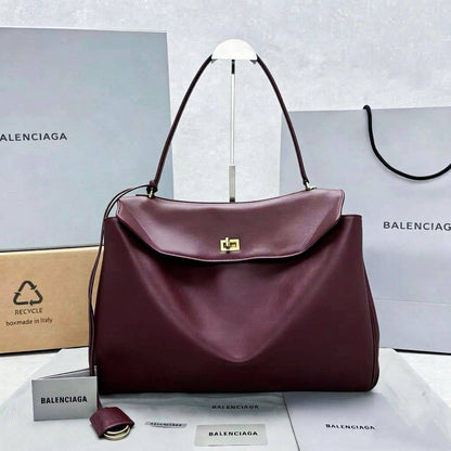 BALENCIAGA 
HIGH QUALITY 
140 dhs✅

Zain295
♥️♥️♥️