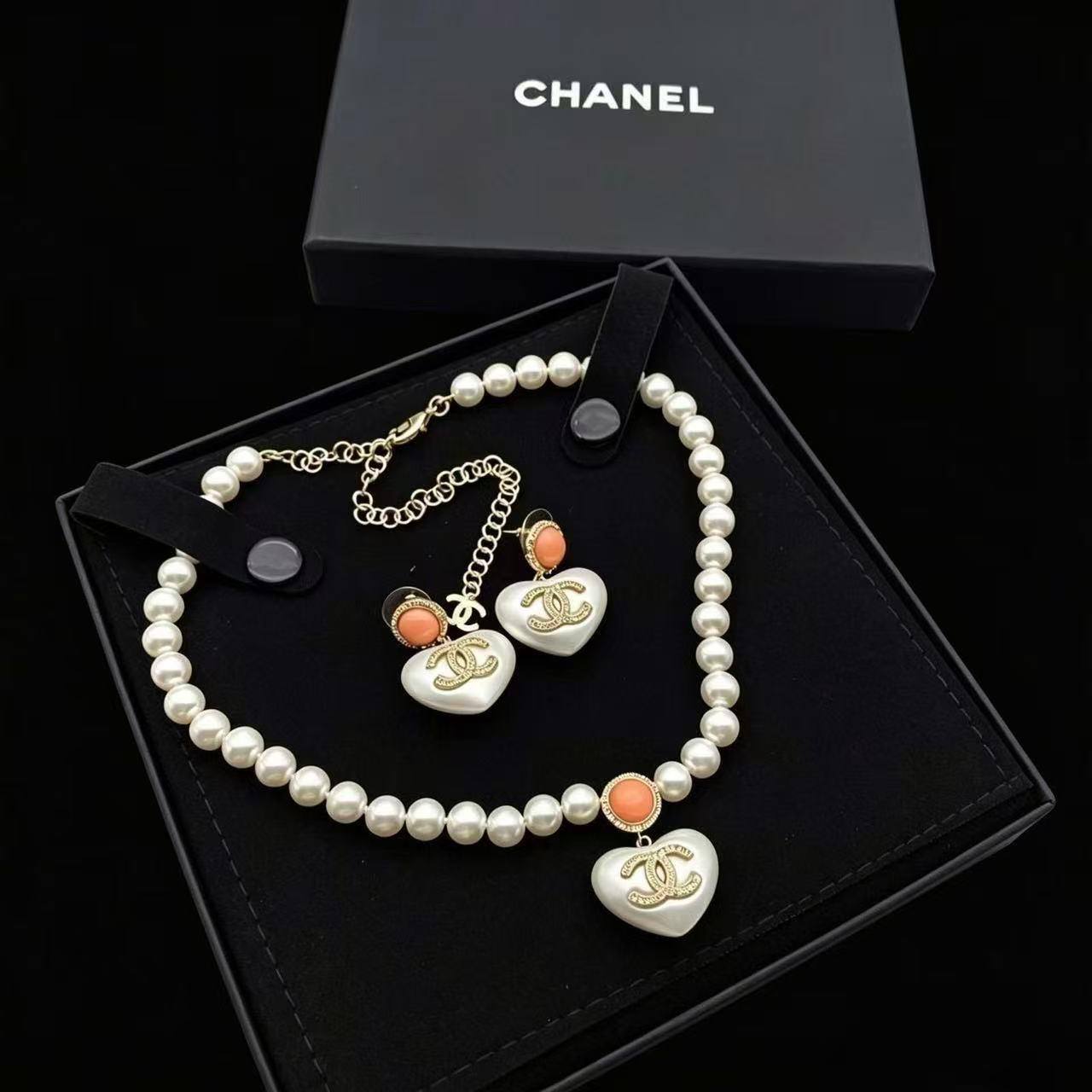 CHANEL SET
MASTER 💫✨✨
NECKLACE EARRINGS

170 dhs🇦🇪🇦🇪
WITH SMALL BOX AND PAPER BAG🎁🛍️

Zain89
♥️♥️♥️