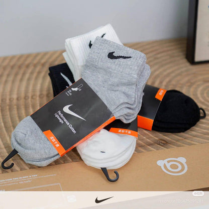 NEW CAME 
NIKE,, ADIDAS 
SOCKS 
20 dhs🪙🌨️
1 CARD 3 PAIRS

Zain40
♥️♥️♥️