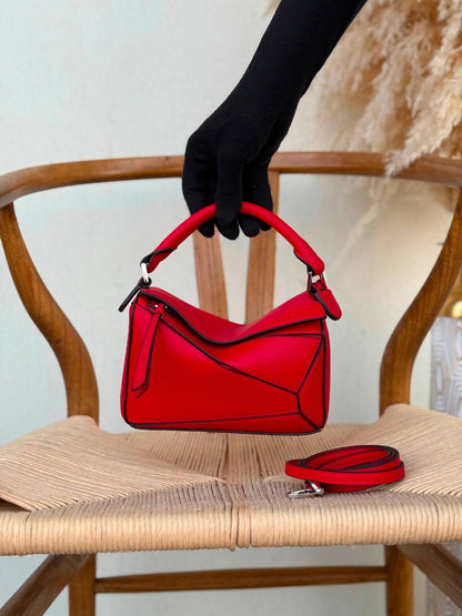 LOEWE
18cm
320 dhs🇦🇪🇦🇪
Top quality 
With box🎁

Zain167
♥️♥️♥️