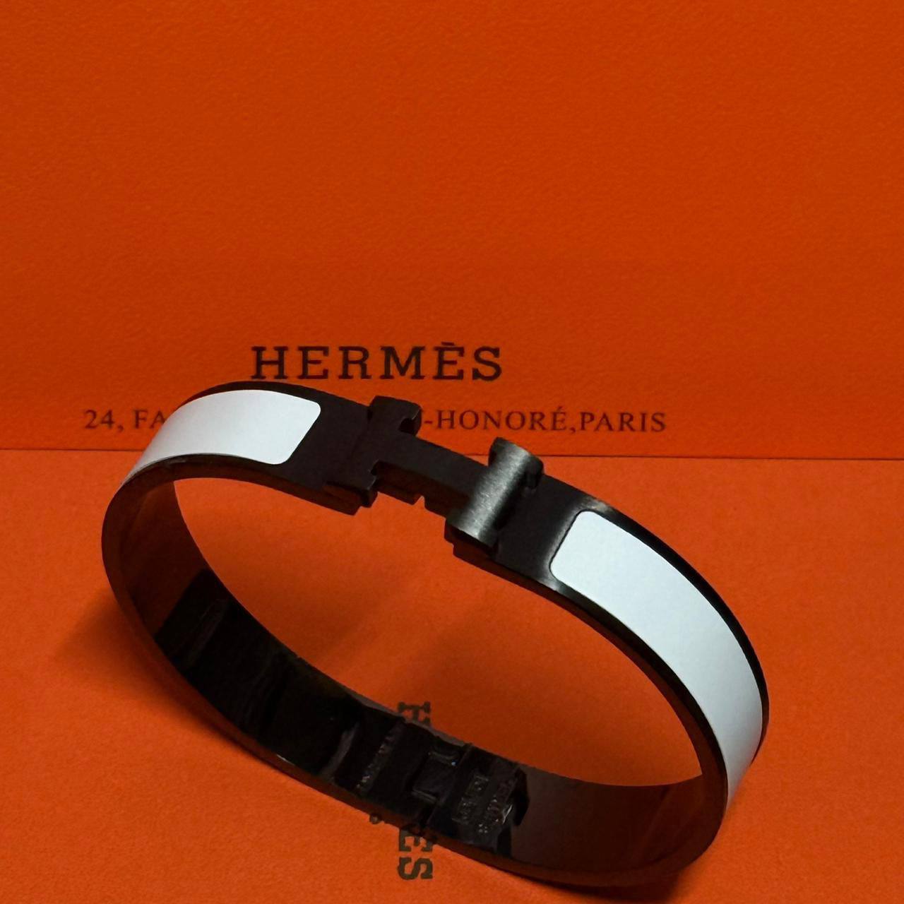Hermes ❤️‍🔥*
Bangle ✨
Master quality 💯
Size 17,19,21
With normal boxes 📦 
55 dhs❤️
With master box 🗃️ 
65 dhs❤️

Zain216
♥️♥️♥️