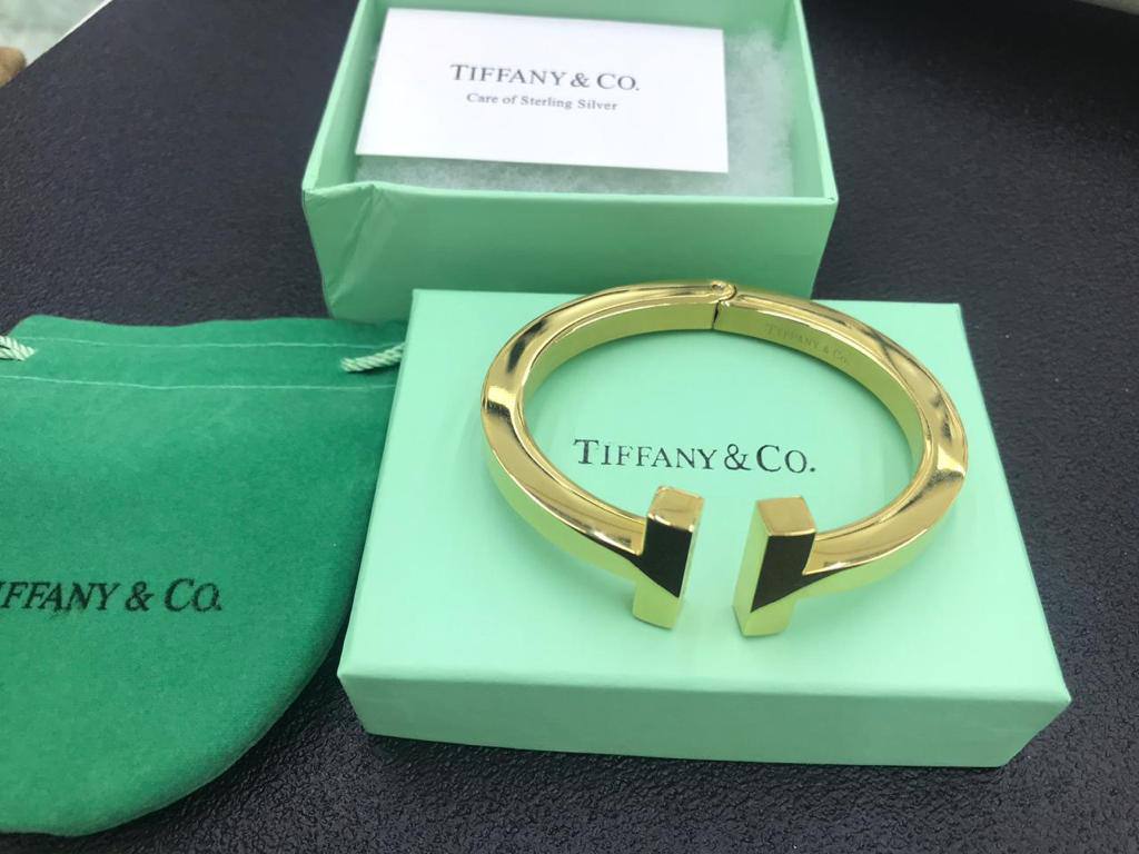 Tiffany BANGLE 
UNISEX
BIG SIZE
60 dhs❣️

WITH BOX AND PAPER BAG
🎁🎁🎁

Zain89
❤️❤️❤️