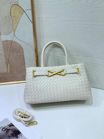 Bottega
95 dhs🪙🌨️
size 27×10×16cm

Zain41
♥️♥️♥️