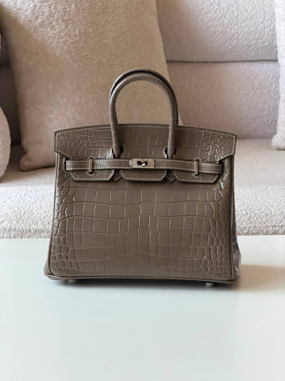 Hermes Birkin croc 25cm💥Master quality ✅with box📦
710 dhs✅

Zain52
♥️♥️♥️