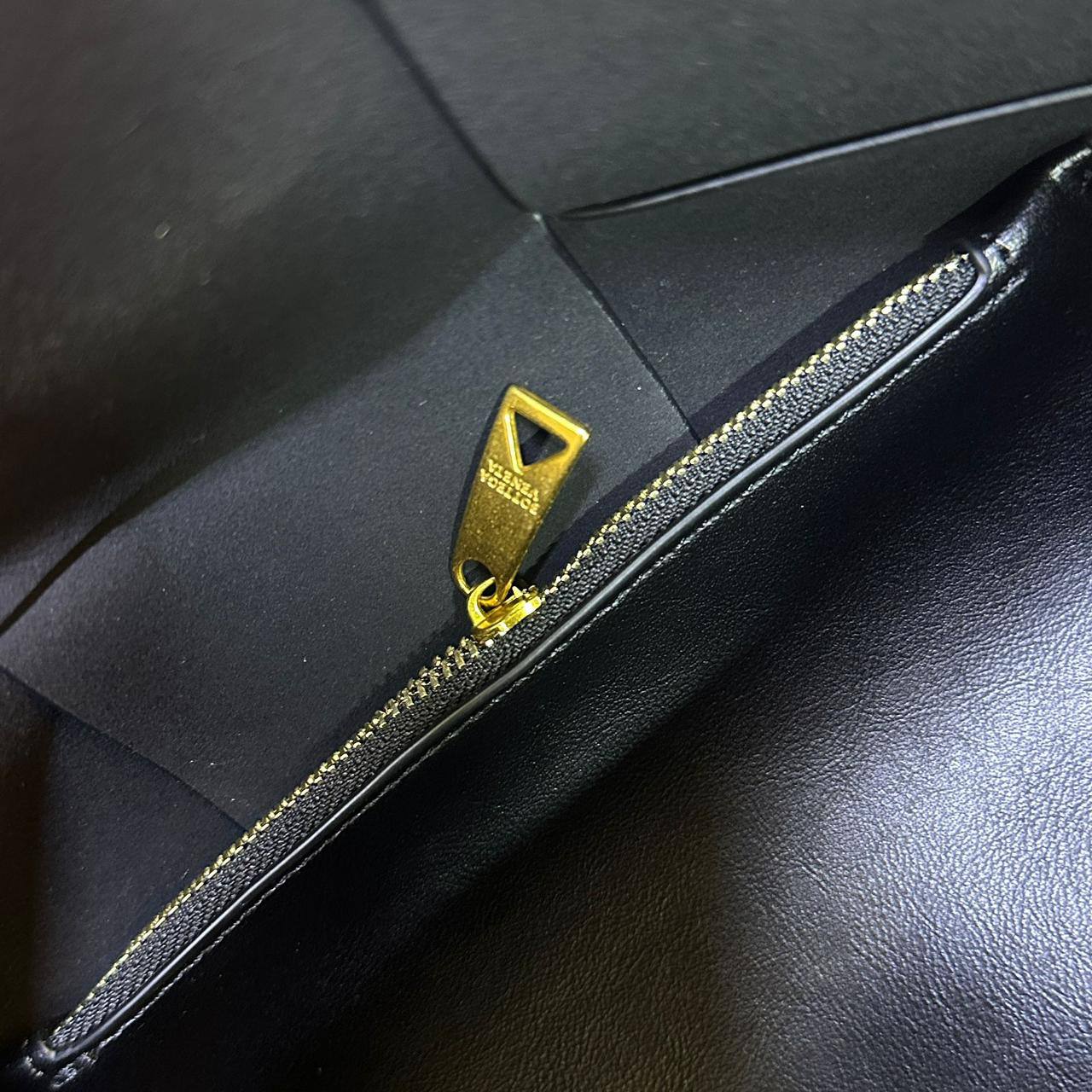 BOTTEGA 
GOOD QUALITY  

WITH BOX
🎁🎁🎁

110 dhs✅

Zain39
♥️♥️♥️