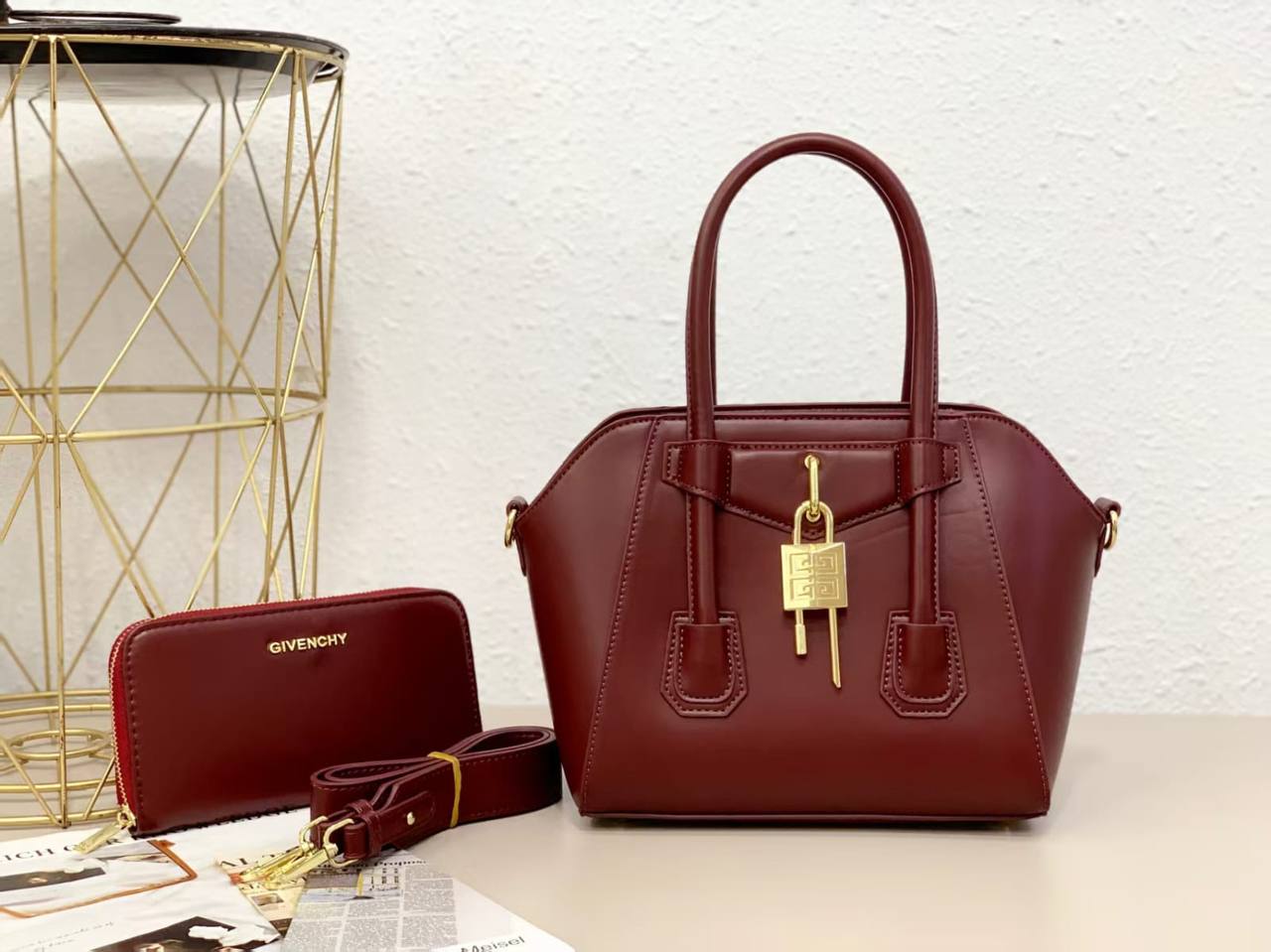 Givenchy
GOOD QUALITY 
110 dhs🇦🇪🇦🇪
SIZE 23CM

Zain200
♥️♥️