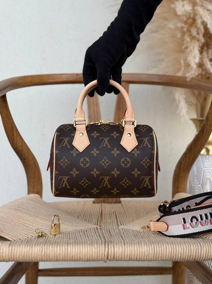 LV
20cm
340 dhs💓
Top quality 
With box🎁

Zain167
♥️♥️♥️