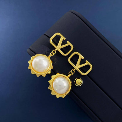 Valentino ✨💫
     _*Earrings*_
55 dhs🌺
         ⭐
         _With_
      BOX AND PAPER BAG 🛍️🎁

Zain89
♥️♥️♥️