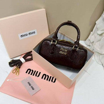 MIU MIU 

NEW CAME 

GOOD QUALITY 

WITH BOX 
90 dhs🇦🇪🇦🇪
SIZE: 23cm

Zain295
♥️♥️♥️