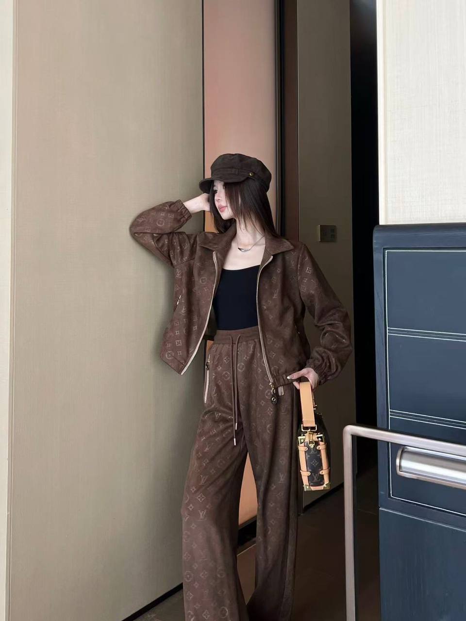 Lv set master 

New collections 💕💕                                            *price 280 dhs
*good  quality  
*Sizes:S M L xl* 
*AVAILABL

Zain231
♥️♥️♥️