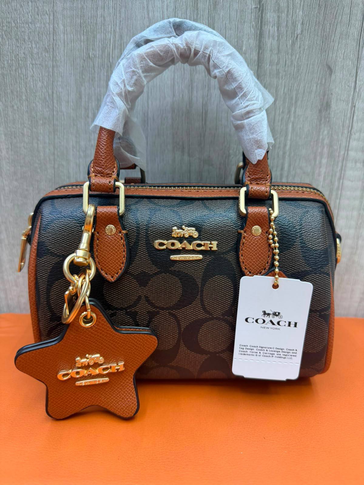 COACH

Size  18cm

Withbox
100 dhs🇦🇪🇦🇪

Zain04
♥️♥️♥️