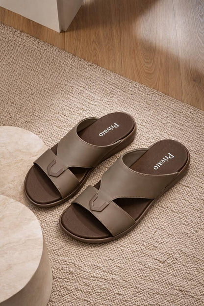slippers for men good quality  with box and paper bag size available (40to46) 6to12) 
180 dhs❣️

Zain59
♥️♥️♥️