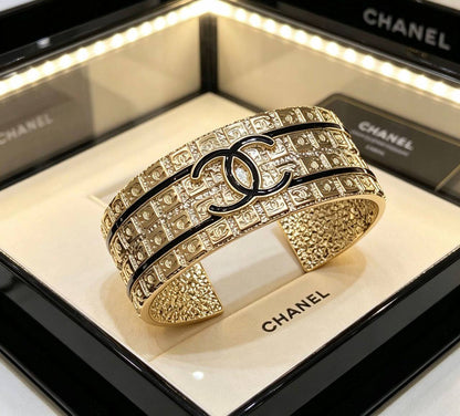 CHANEL❤️‍🔥*
Bangle 🦋
Master quality 💯
With normal boxes 🗃️ 
80 dhs✅
With master box 📦 
100 dhs✅

Zain216
♥️♥️♥️