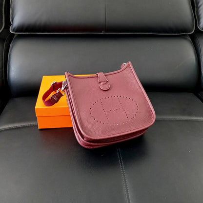 Hermes

105 dhs🇦🇪🇦🇪

with box

size 23cm

High quality

Zain26
♥️♥️♥️