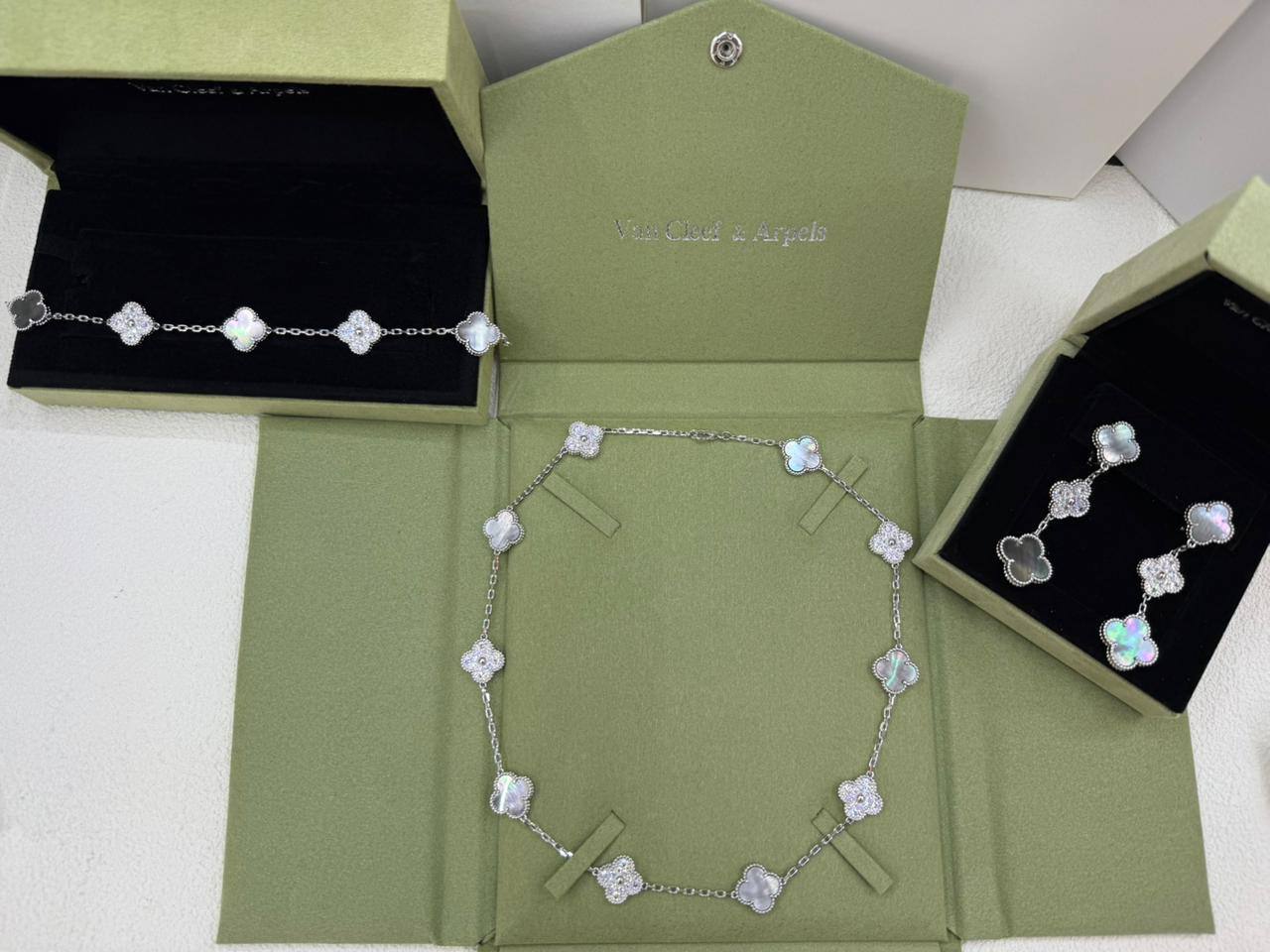 VCA SET❤️‍🔥*
Necklace 🍁
Earring💥
Bracelet 🐦‍🔥
Master quality 💯
With normal boxes 📦 
250 dhs🪙🌨️
With master box 🗃️ 
300 dhs🪙🌨️

Zain216
♥️♥️♥️