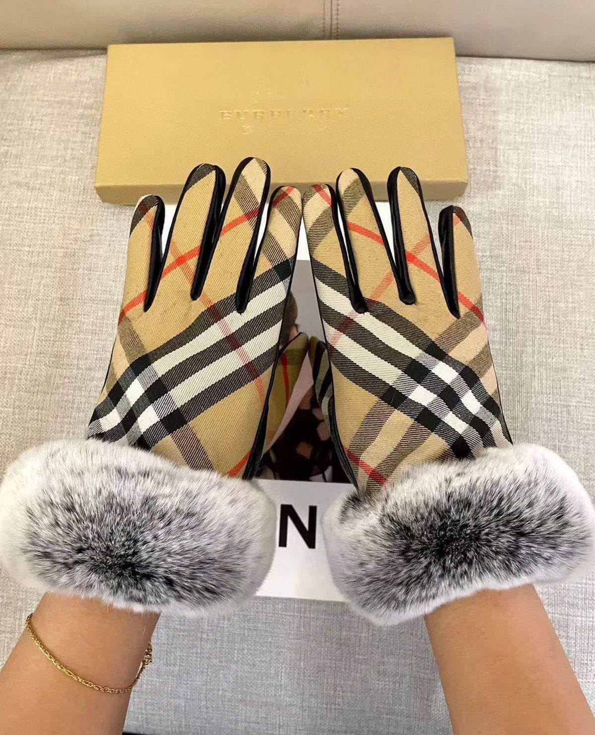 Gloves
260 dhs💓

Zain262
♥️♥️♥️