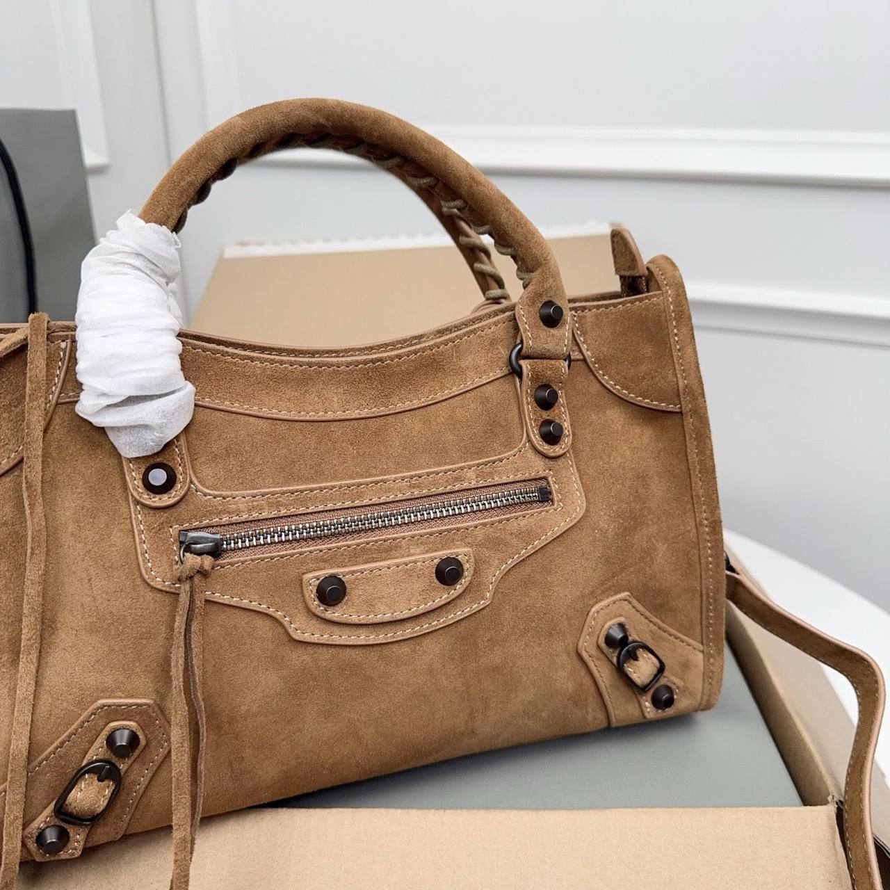 BALENCIAGA 
HIGH QUALITY
140 dhs✅

Zain39
♥️♥️♥️