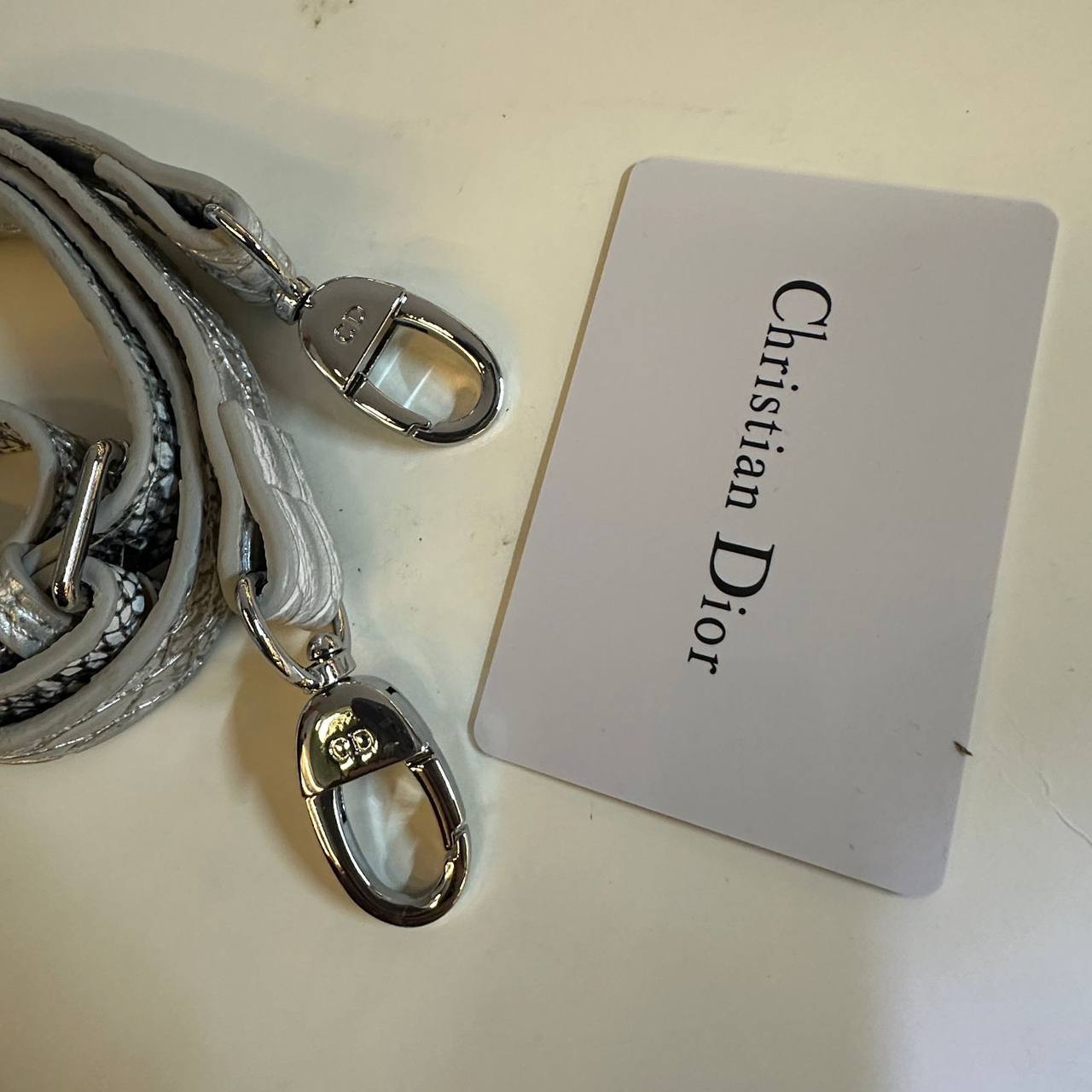DIOR
HIGH QUALITY 
WITH BOX 
🎁🎁🎁

120 dhs✅

Zain295
♥️♥️♥️
