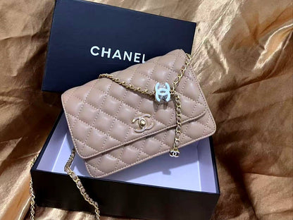 Chanel

75 dhs❤️

with box
🎁🎁🎁

size 20cm

Zain26
♥️♥️♥️