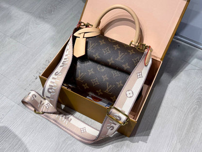 LV 
20*9*15cm
120 dhs✅ 
with FOLDING BOX🎁

Zain44
♥️♥️♥️
