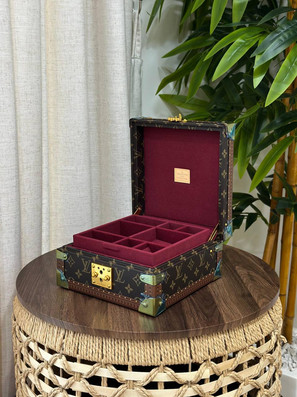 BRAND- LOUIS VUITTON 
*❗️JEWELLERY BOX❗*
*SUPER MASTER QUALITY ❗*
950 dhs✅
*WITH  PAPERBAG❗*

Zain267
♥️♥️♥️