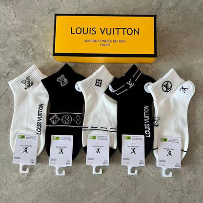 Socks 🧦 ❤️‍🔥*
5 piece 🤯
With boxes 🗃️ 
good quality 💯
45 dhs🪙💚

Zain216
♥️♥️♥️