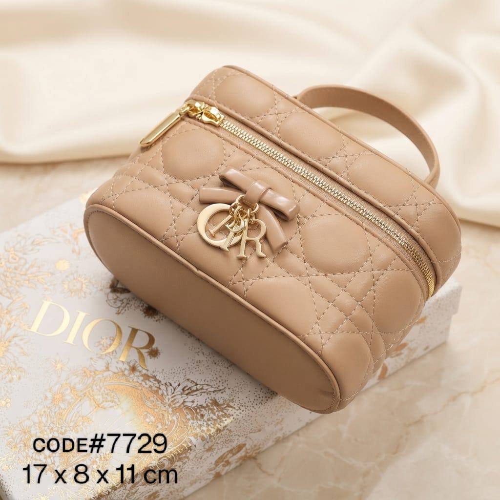 Dior
ᴠᴀɴɪᴛʏ ᴄᴀsᴇ ᴛᴏᴘ ʜᴀɴᴅʟᴇ
ʙᴏᴡ ᴅᴇsɪɢɴ ɪɴ ᴄʜᴀʀᴍs ʟᴏɢᴏ
ᴄᴀɴɴᴀɢᴇ ʟᴀᴍʙsᴋɪɴ ʟᴇᴀᴛʜᴇʀ
ɢᴏʟᴅ ʜᴀʀᴅᴡᴀʀᴇ
ᴡɪᴛʜ ʟᴏɴɢ ʙᴇʟᴛ sᴛʀᴀᴘ
sɪᴢᴇ : 17 cm
ᴡɪᴛʜ BOX

80 dhs✅

Zain31
♥️♥️♥️