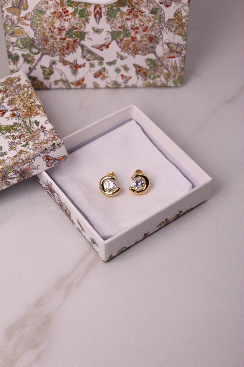 DIOR 🤍
* ⁠↗️ *Super Master Quality ®️*⬆️
* ⁠NEW COLLECTION *Earings*

*90 dhs🇦🇪🇦🇪* with *Normal* Box & Bag
*105 dhs🇦🇪🇦🇪* with *Orignal* 🎁 Packaging

Zain209
♥️♥️♥️