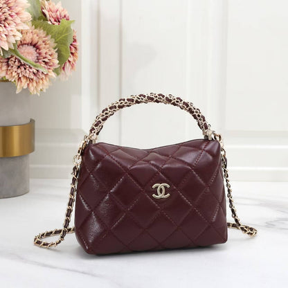 CHANEL

Best quality 
with box
100 dhs🇦🇪🇦🇪

size 20CM

Zain290
♥️♥️♥️