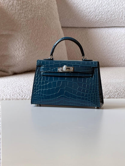 Hermes

minikelly 19cm💕

master quality😍

with box❤️
🎁🎁🎁

550 dhs❣️

Zain52
♥️♥️♥️