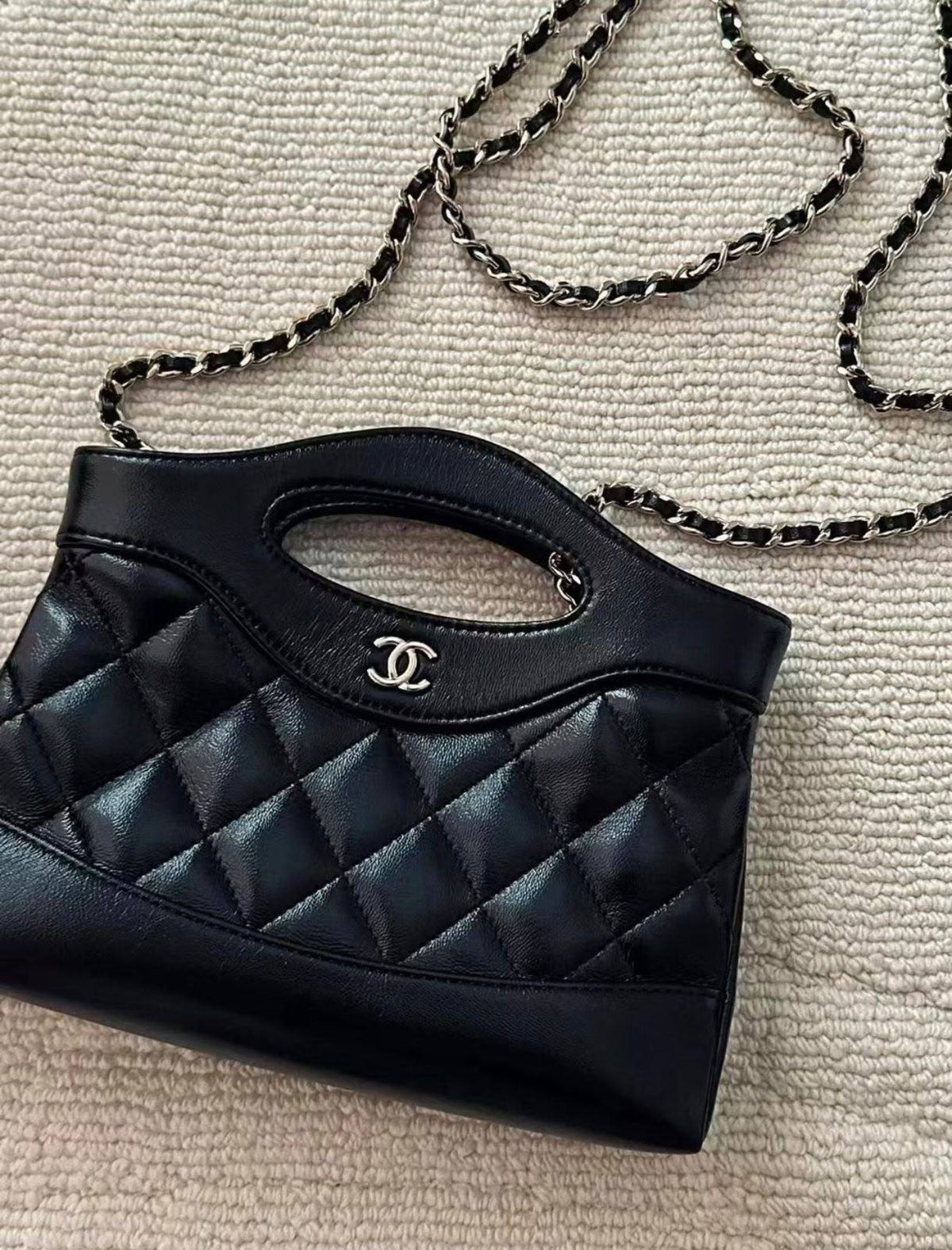 Chanel

95 dhs🇦🇪🇦🇪

size：18cm 
Silver logo 
with box

Zain35
♥️♥️♥️