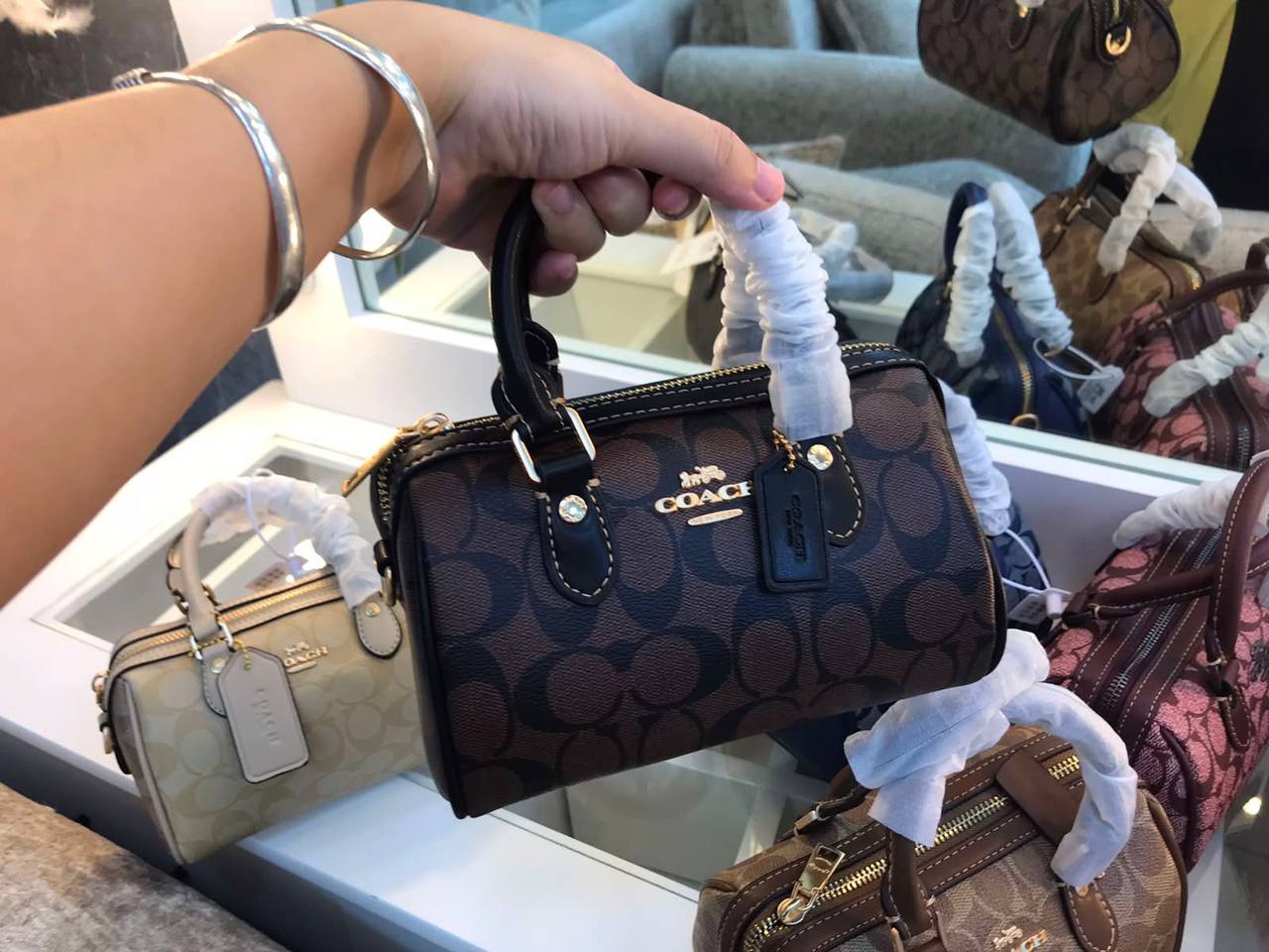Coach
95 dhs✅
Size：17*12*10

Zain07
♥️♥️♥️