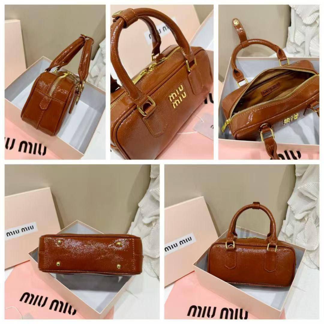 MIU MIU 

NEW CAME 

GOOD QUALITY 

WITH BOX 
90 dhs🇦🇪🇦🇪
SIZE: 23cm

Zain295
♥️♥️♥️