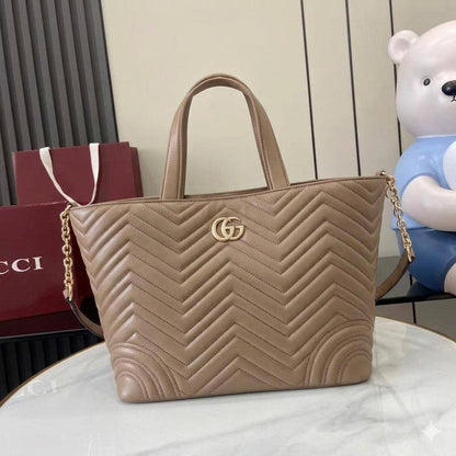 GUCCI GG Marmont
Chevron Quilted Leather
Totebag with Leather Chain belt
Gold Hardware
NO BOX
Size: 28 cm

100 dhs✅

Zain239
♥️♥️♥️