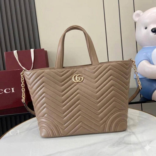 GUCCI GG Marmont
Chevron Quilted Leather
Totebag with Leather Chain belt
Gold Hardware
NO BOX
Size: 28 cm

100 dhs✅

Zain239
♥️♥️♥️