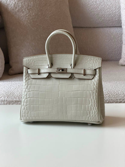 Hermes Birkin croc 25cm💥Master quality ✅with box📦
710 dhs✅

Zain52
♥️♥️♥️