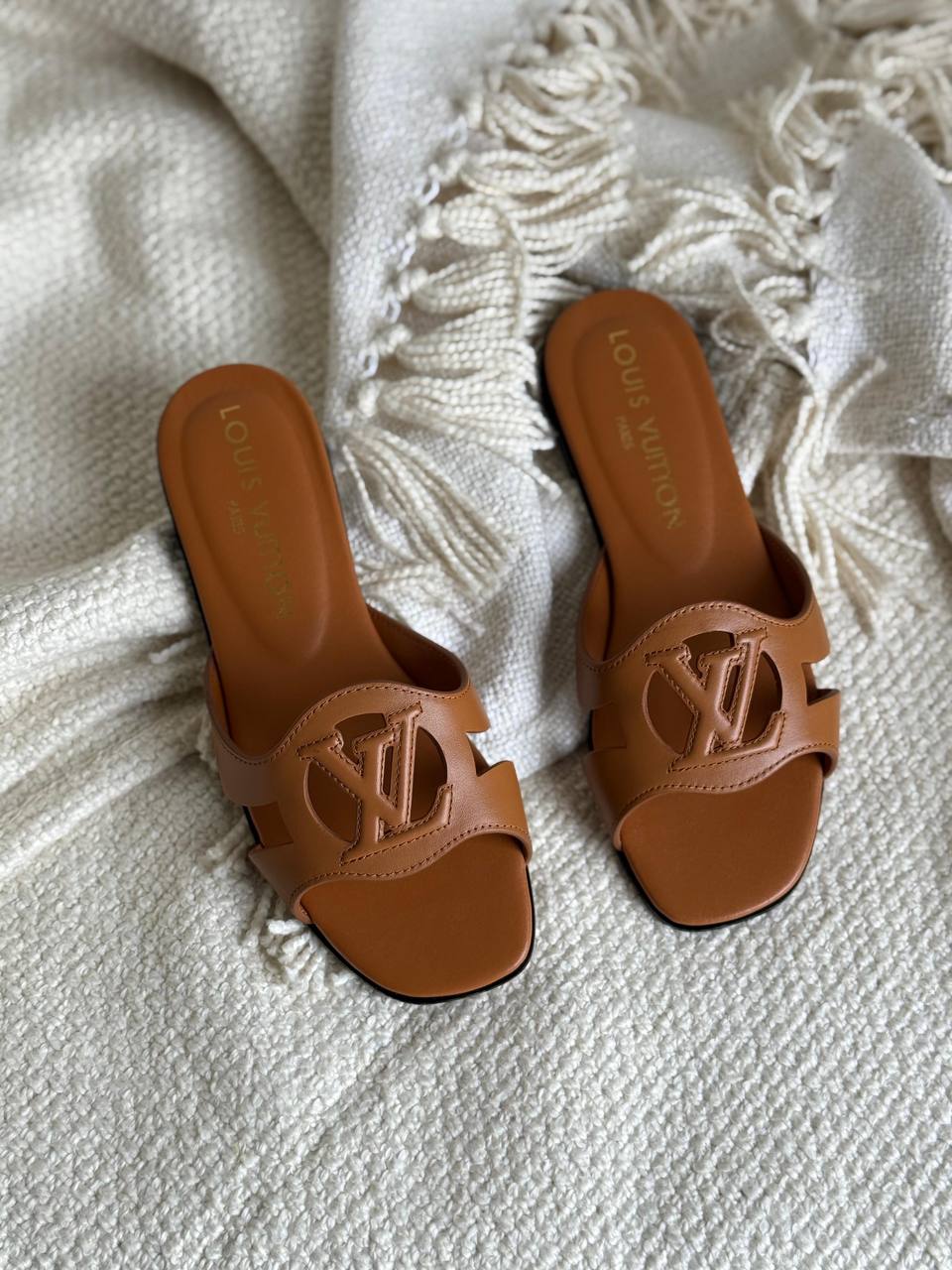 LV
AAA Quality
Size 36 to 41
450 dhs✅

Zain288
♥️♥️♥️