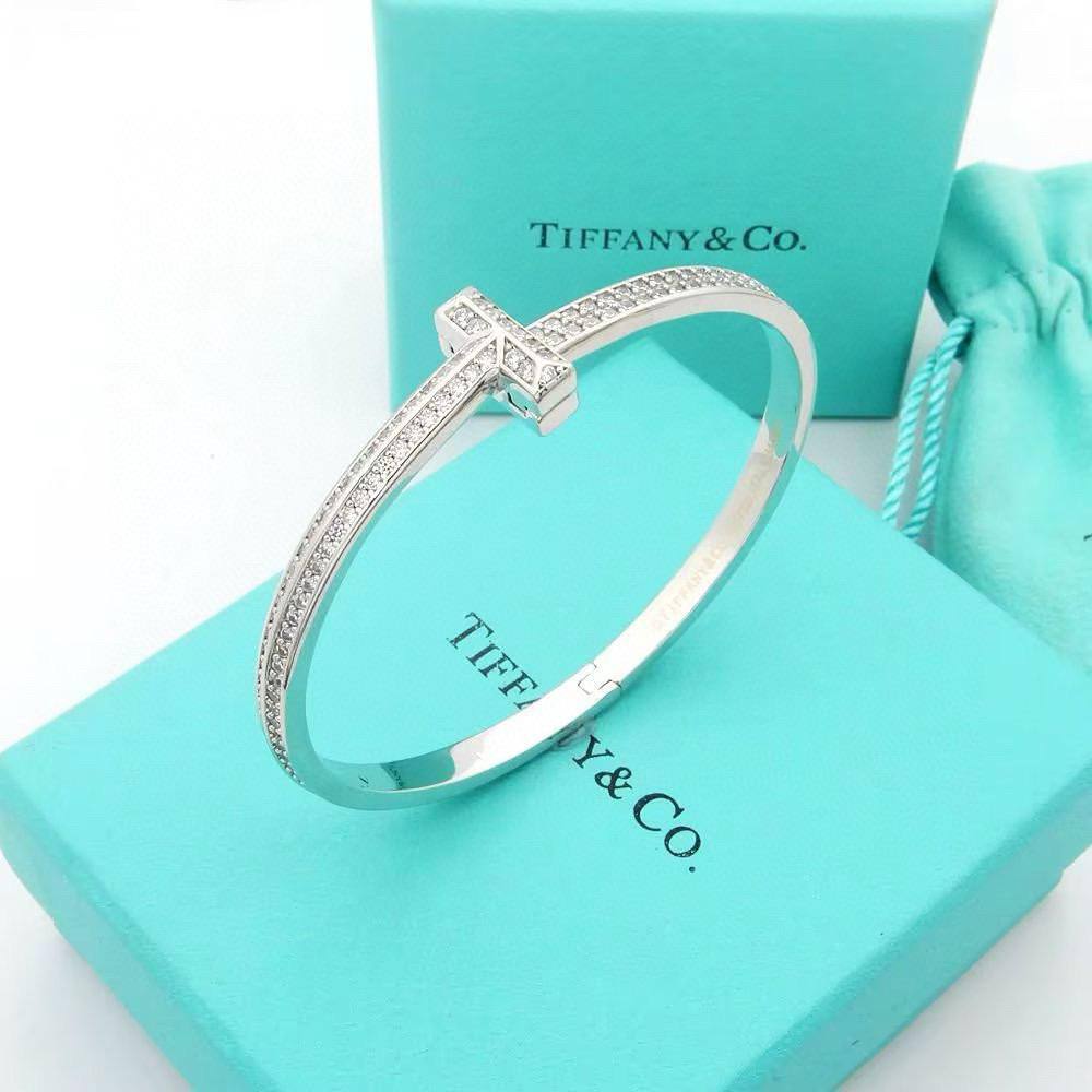 TIFFANY 
MASTER BANGLE
GOLD ROSE GOLD SILVER AVAILABLE
80 dhs🇦🇪🇦🇪

WITH BOX AND PAPER BAG🎁🛍️

Zain89
♥️♥️♥️