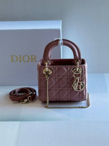 Dior Bag

17Cm

 With Box

 280 dhs🇦🇪🇦🇪

Zain131
♥️♥️♥️